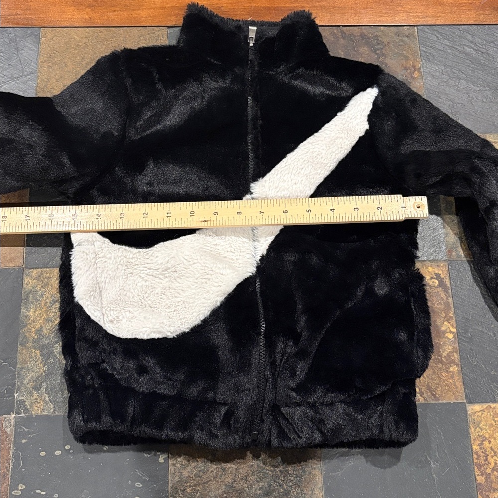 NIKE Black with white swoosh Fuzzy Faux Fur Jacket. Size 5/6 youth. EUC - Picture 3 of 6